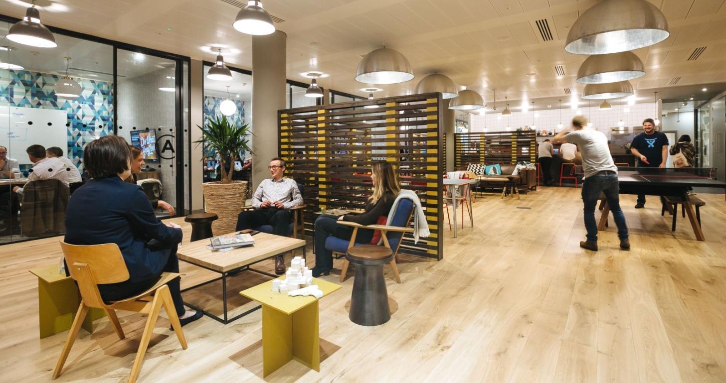 Integracja danych finansowych - panoramiczny widok środowiska pracy